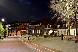 Een straat in Harderwijk tijdens de avond van Gerard de Zwaan