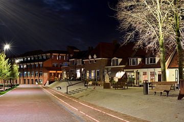 Een straat in Harderwijk tijdens de avond