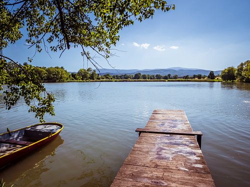 Zwemmeer met aanlegsteiger aan de voet van de Brocken in het Harzgebergte