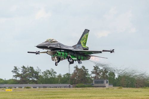 F-16 Demo Team Belgische Luchtmacht: de Dream Viper. van Jaap van den Berg