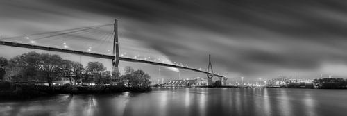 Haven van Hamburg met de Köhlbrandbrug in zwart-wit .