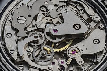 Das geöffnete Uhrwerk einer Taschenuhr