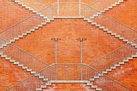 Symmetrie op baksteenrood