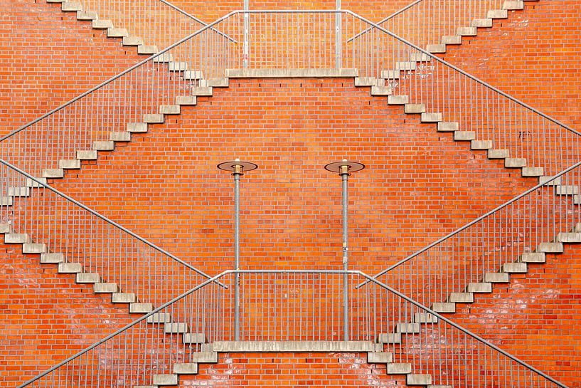 Symmetrie op baksteenrood van Alexander Baumann