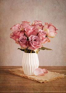 Roses roses dans un vase