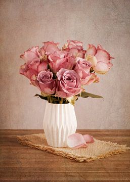 Roze rozen in een vaas van Lorena Cirstea
