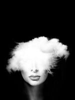 een zwart-wit portret van een vrouw met een witte wolk of mist die haar ogen bedekt.