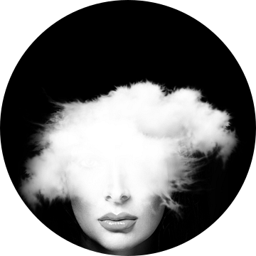 een zwart-wit portret van een vrouw met een witte wolk of mist die haar ogen bedekt. van Dreamy Faces