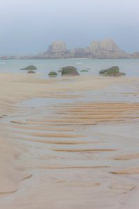 Strand und Felsen im Nebel beim Dorf Kerfissien, Bretagne