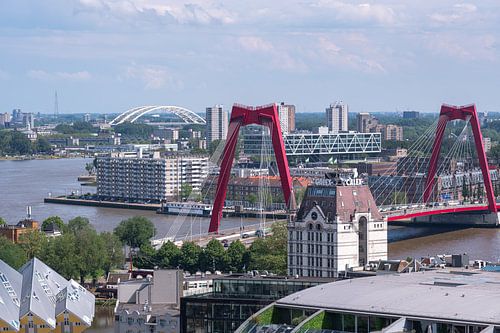 Het uitzicht op de skyline van Rotterdam met de Willemsbrug, Witte Huis en verder