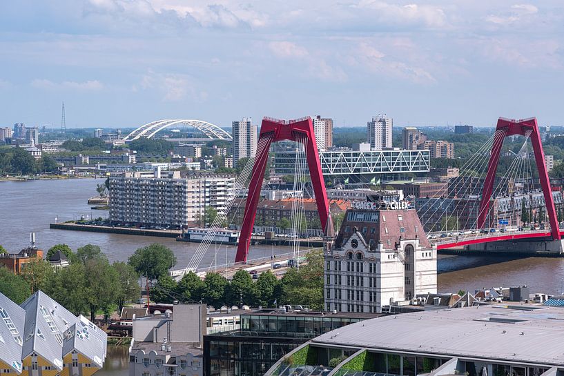 Het uitzicht op de skyline van Rotterdam met de Willemsbrug, Witte Huis en verder van MS Fotografie | Marc van der Stelt