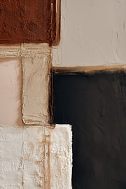 Warm Contrast – Tableau abstrait moderne dans les tons noir, crème et terre cuite sur Bianca ter Riet