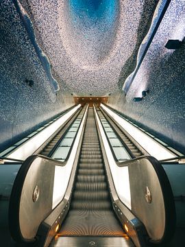 Verlicht metro station en roltrap in Napels van Michiel Dros