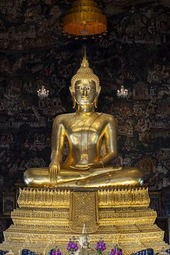 Boeddhabeeld in Wat Suthat Thepwararam Ratchaworamahawihan van Walter G. Allgöwer