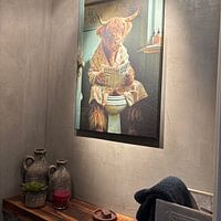 Photo de nos clients: Une vache hirsute des Highlands lit le journal dans les toilettes par Poster Art Shop, sur toile