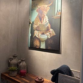 Photo de nos clients: Une vache hirsute des Highlands lit le journal dans les toilettes par Poster Art Shop, sur toile