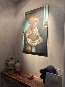 Zottelige Hochlandkuh liest Zeitung auf der Toilette