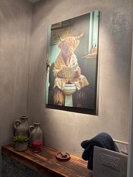 Photo de nos clients: Une vache hirsute des Highlands lit le journal dans les toilettes sur Poster Art Shop