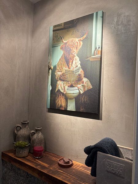 Zottelige Hochlandkuh liest Zeitung auf der Toilette