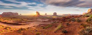 Monument Valley Panorama #1 van Edwin Mooijaart