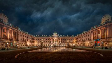 Storm trekt zich samen boven Summerset House in Londen