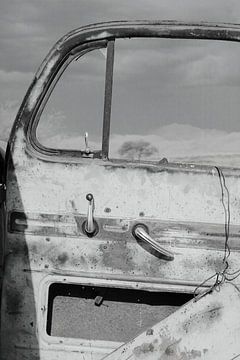 Oude verroeste kapotte autodeur. Zwart wit karakteristiek vintage van Bobsphotography