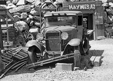 Oude auto’s en vrachtwagens in Hayes Arizona USA van Willem van Holten