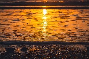 Sonnenuntergang mit Spiegelung auf dem Wasser