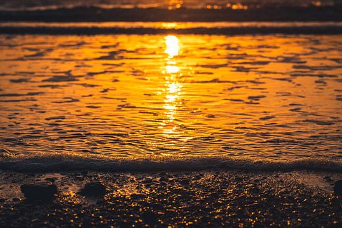 Sonnenuntergang mit Spiegelung auf dem Wasser von Catrin Grabowski