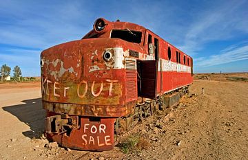 Stilgelegde diesellocomotief van de Oude Ghanlijn van WeltReisender Magazin