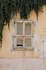 Oud raam Saint-Tropez Frankrijk van Amber den Oudsten thumbnail