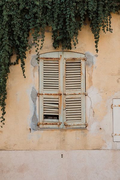 Oud raam Saint-Tropez Frankrijk van Amber den Oudsten