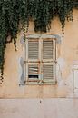 Oud raam Saint-Tropez Frankrijk van Amber den Oudsten thumbnail
