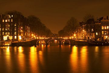 Stadtbild von Amsterdam am Fluss Amstel in den Niederlanden bei Nacht von Eye on You