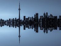 Toronto Skyline réflexion à la tombée de la nuit