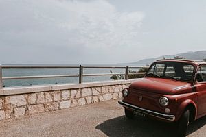 Oude Fiat buiten het stadscentrum van Cefalu, Sicilië Italië van Manon Visser