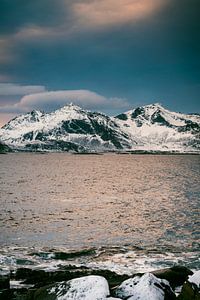 Blick auf den Sonnenuntergang über den Lofoten in Nordnorwegen bei w