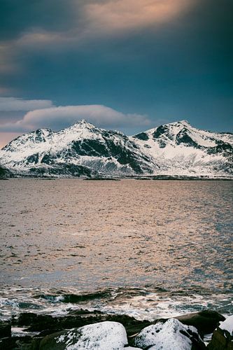Zonsondergang over de Lofoten eilanden in Noord Noorwegen tijdens w