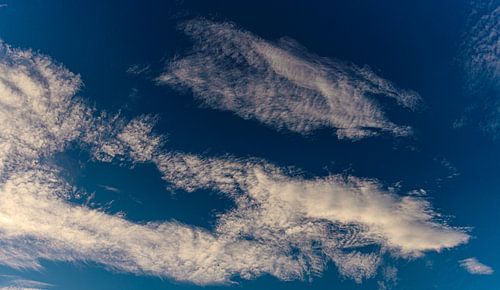 Schöner dunkelblauer Himmel
