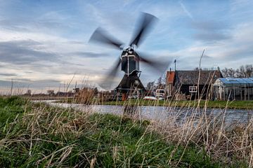 Moulin à vent tournant dans un polder néerlandais sur Stephan Neven