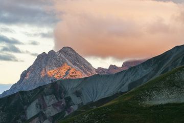 Scheefernerkopf en Wetterspitzen bij zonsopgang. Zugspitze aan de rechterkant van Daniel Pahmeier