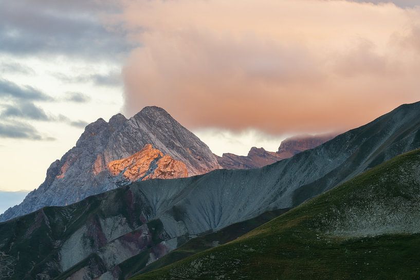 Scheefernerkopf and Wetterspitzen at sunrise. Zugspitze on the right edge by Daniel Pahmeier