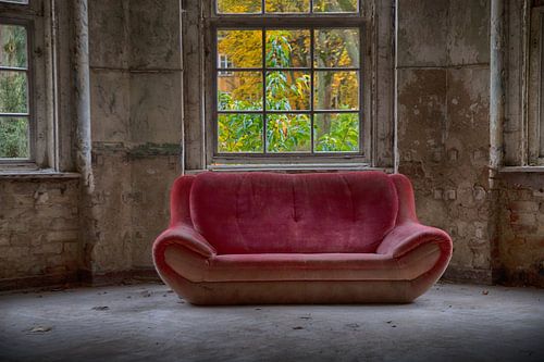 De verlaten rode bank