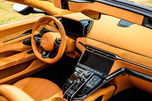 Het dashboard van de Aston Martin Vantage Roadster