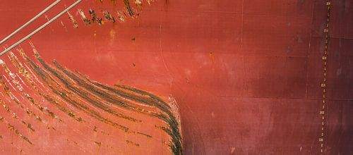 De boeg met wisselende lijnen afgemeerd in de haven.