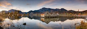 Meer in de Alpen in Beieren met drie boothuizen. van Voss Fine Art Fotografie