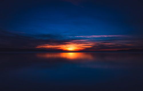 Mooie rode zonsondergang met spiegel als meer in Polen