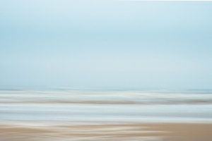 Abstrakte Langzeitbelichtung Strand in Italien mit neutralem Sand und blauem Himmel - Natur- und Reisefotografie