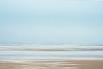 Abstract long exposure strand in Italie met neutraal zand en blauwe lucht - natuur en reisfotografie van Christa Stroo fotografie