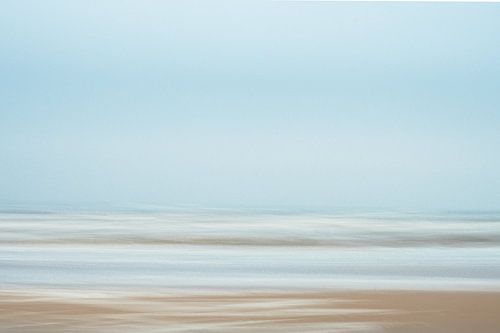 Plage abstraite en Italie avec sable neutre et ciel bleu - photographie de nature et de voyage